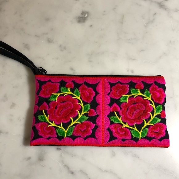 Embroidered Floral Wristlet 🌺 - Picture 2 of 5